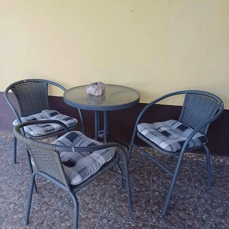 Czanadomb شقة